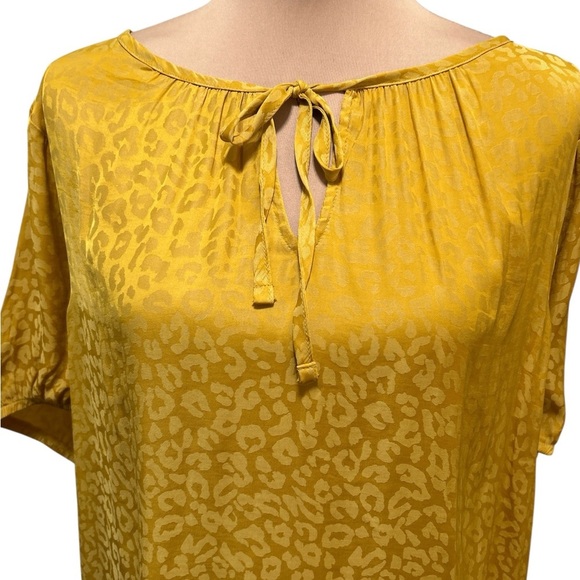 New Lane Bryan Swing Tee 22/24 Yellow Leopard Short Sleeve Tie Keyhole Neck NWT. - Picture 2 of 10
